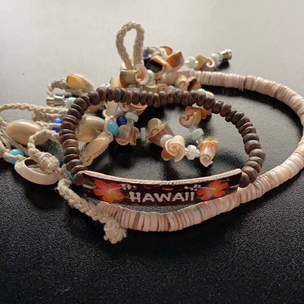 Lot of shell bracelets from Hawaii. Mix.